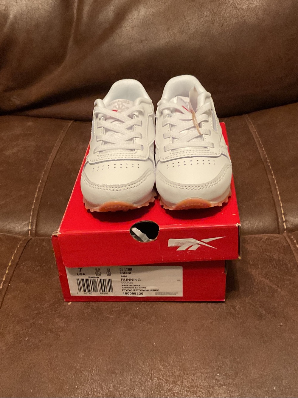Reebok infants Running course White Sneakers with Orange Sole Accent size 7 NEW